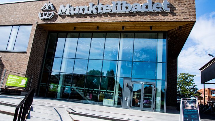 Entren till Munktellbadet i Eskilstuna domineras av glas och tegel. Nu nomineras det till Årets Bygge 2017.