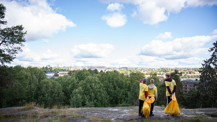 Närmsta veckorna kommer idrottsungdomar i Stockholms län städa sina närmiljöer.