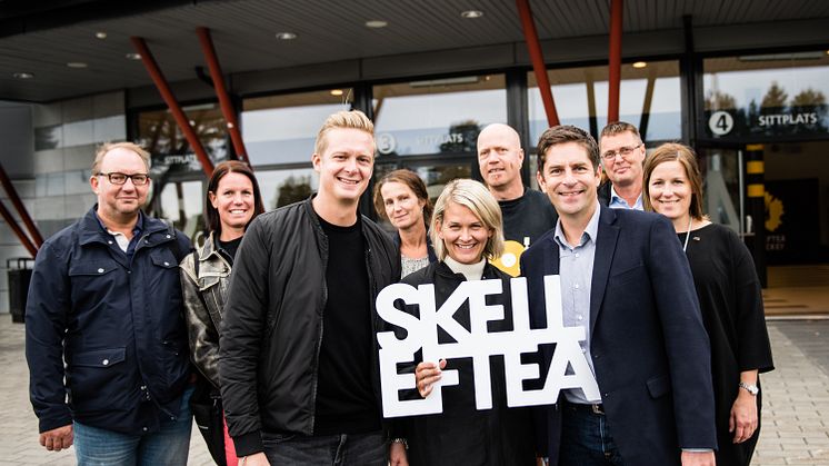 Representanter från Live Nation, Skellefteå kommun och Skellefteås näringsliv utanför Skellefteå Kraft Arena. 
