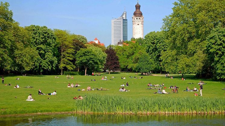 Johannapark mit Blick auf das Neue Rathaus und das City-Hochhaus