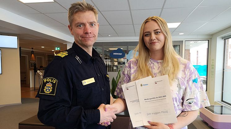 Andreas Nyberg från polisen och kommunalråd Kata Nilsson strävar gemensamt mot ett tryggare Piteå.      Foto: Piteå kommun