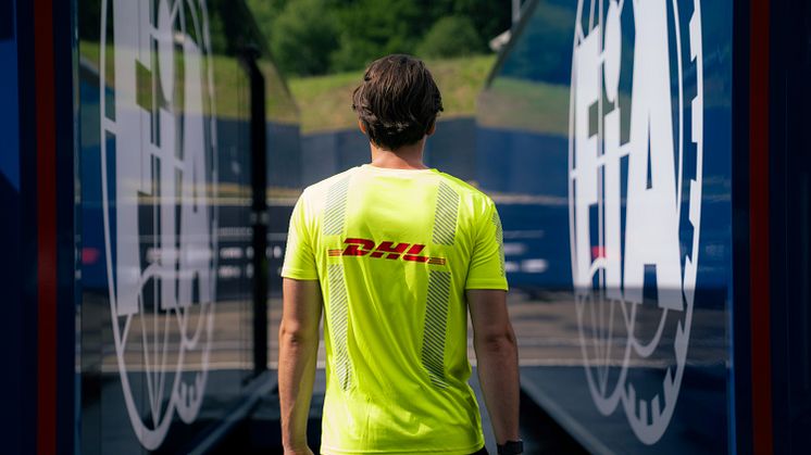 DHL inngår globalt logistikkpartnerskap med FIA 