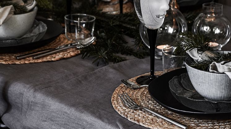 Munblåsta vinglas i kristall, klar kupa med sandblästringar och svart fot designade av Mats Jonasson