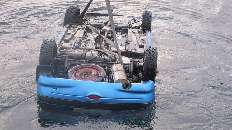 Heving av dumpet bil i sjøen