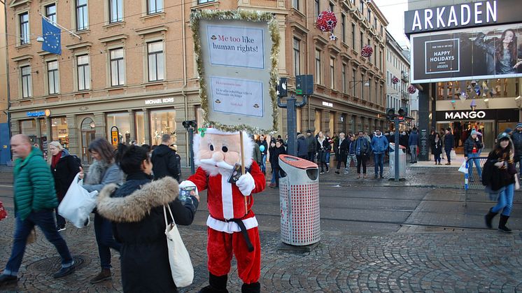 Helt plötsligt står han där mitt i folkvimlet vid Brunnsparken i Göteborg– Tomten