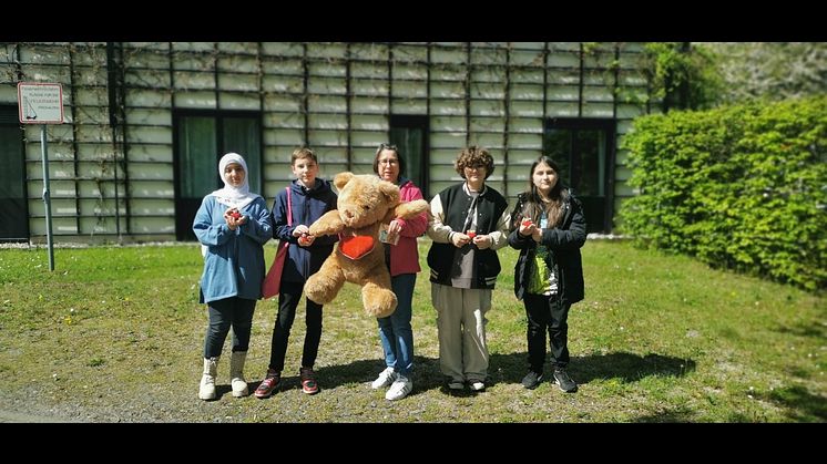 Schülerinnen und Schüler übergeben Kerstin Stadler, Bärenherz, die während ihrer Projektarbeit gesammelten Spenden