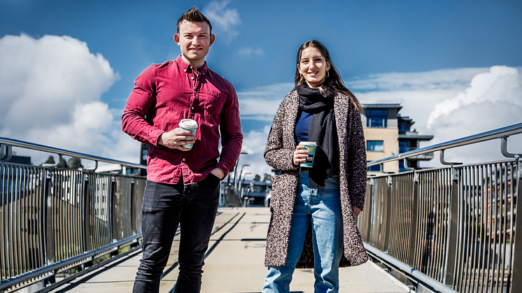 Koenraad Rodbjartson Herber og Magda Stolarczyk har kort vei fra jobb til en kaffekopp i fine byomgivelser. Foto: Heidi Storm Middleton