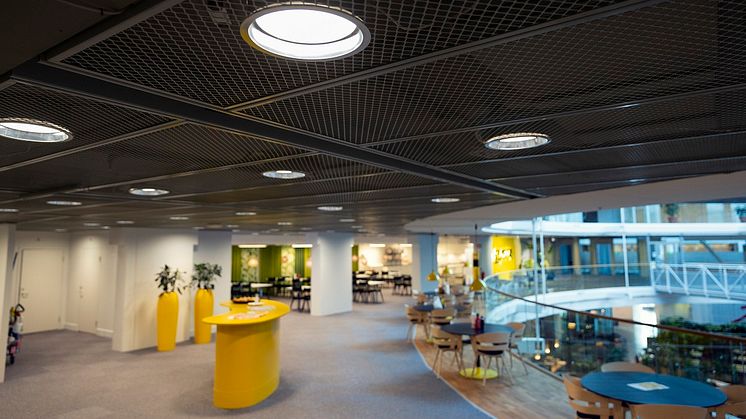 Cirka 1000 befintliga armaturer på Rustas huvudkontor i Upplands Väsby, har uppgraderats på med LED-insatser från Cardi.