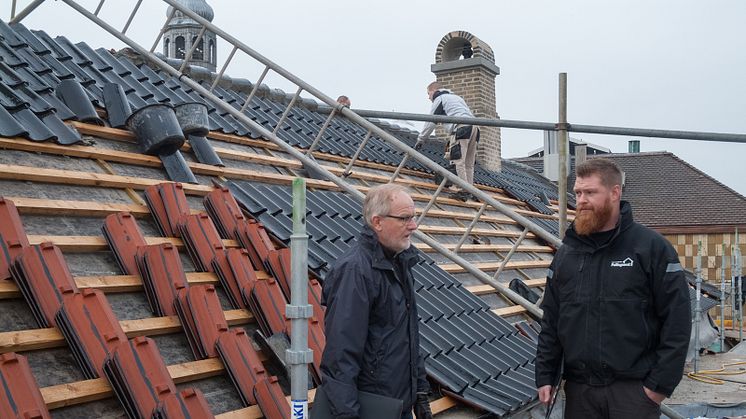 Arkitekt Søren Kibsgaard i samtale med tømrermester Mads Olsen, Tømrer- og Snedkerfirma Pallisgaard A/S.