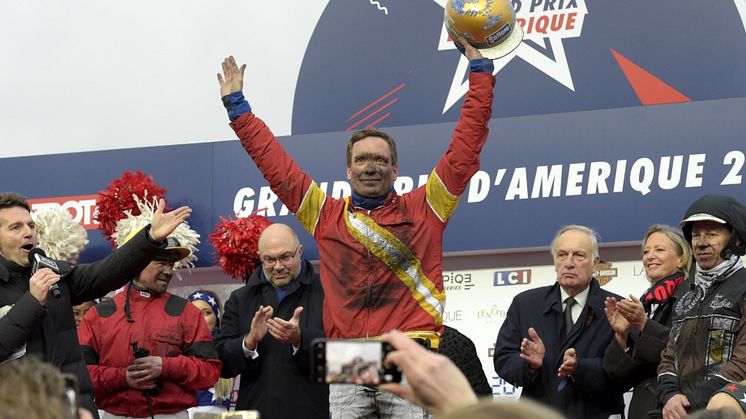 Björn Goop hyllas efter segern med Readly Express i Prix d' Amérique i Paris. Nu kan segerdressen bli din.