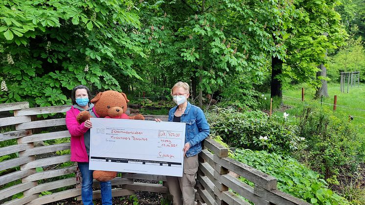 Kerstin Stadler und Sabine Müller-Gora präsentieren den Spendenscheck im Bärenherz-Erinnerungsgarten