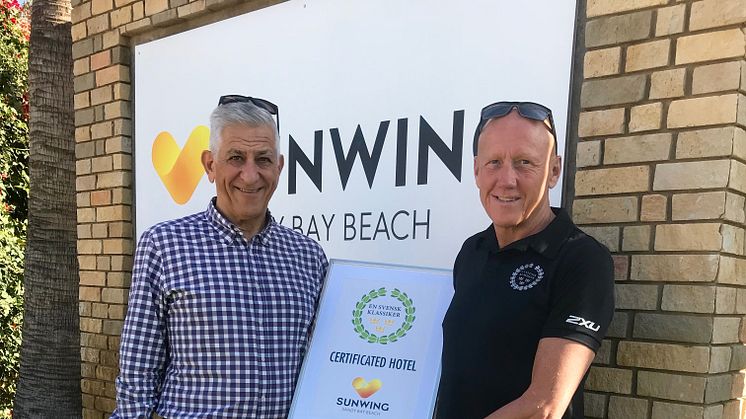 En Svensk Klassikers VD Michael Thorén lämnar över diplomet som visar att familjehotellet Sunwing Sandy Bay Beach på Cypern blir det tredje hotellet i Vings program som uppfyller kriterierna för att få kallas Klassikerhotell.