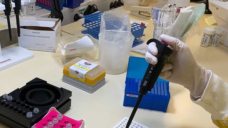 ​Personer som provtagits med PCR-prov och konstaterats smittade av covid-19 ska inte boka ett nytt PCR-prov med syfte att bli friskförklarade.