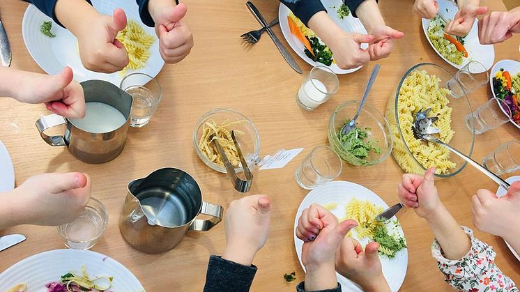 Barn på Vårgärdet gör tummen upp för måltiderna på förskolan. Foto: Li Degerman.