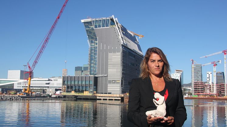 Tracey Emin utenfor MUNCH med modell av Moren