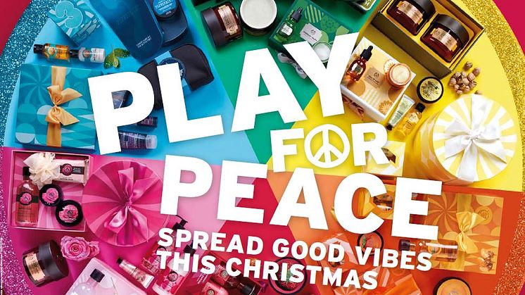 Varje gåva ur vinterns gåvokollektionen hjälper ett barn på flykt. I butik från 31/10. #PlayForPeace