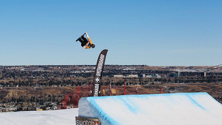 William Mathisen vid världscupen i slopestyle i Calgary. Foto: Bulchholz/FISsnowboard