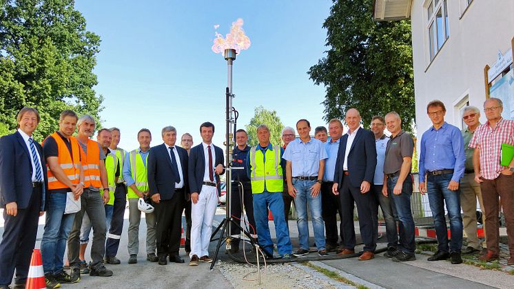 Ein großer Moment in der Geschichte der Gemeinde Weiding: Mit der Ersten Flamme ist die neue Erdgasleitung in Betrieb gegangen.