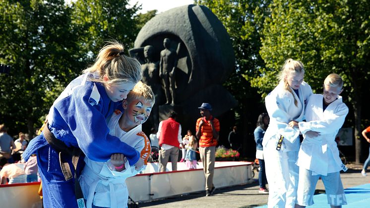 Norges Judoforbund får støtte til judoaktivitet for ungdom. Bildet er fra Verdens Kuleste Dag i august 2016 på Akershus festning hvor mange barn fikk muligheten til å prøve judo i regi av judoforbundet. (Foto: Sverre Chr. Jarild)