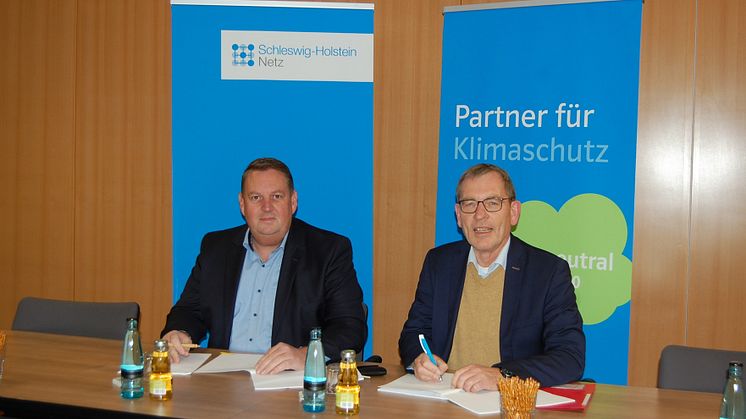 Zusammenarbeit per Unterschrift besiegelt: Bürgermeister Axel Pietsch (l.) und Dr. Jörn Klimant, Vorstand der SH Netz-Muttergesellschaft HanseWerk. Foto: Gisela Tietje-Räther