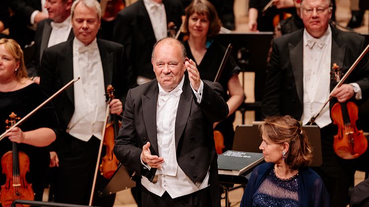 MSO:s chefsdirigent Marc Soustrot tackar för sig. Här på Elbphilharmonie under turnén 2018.