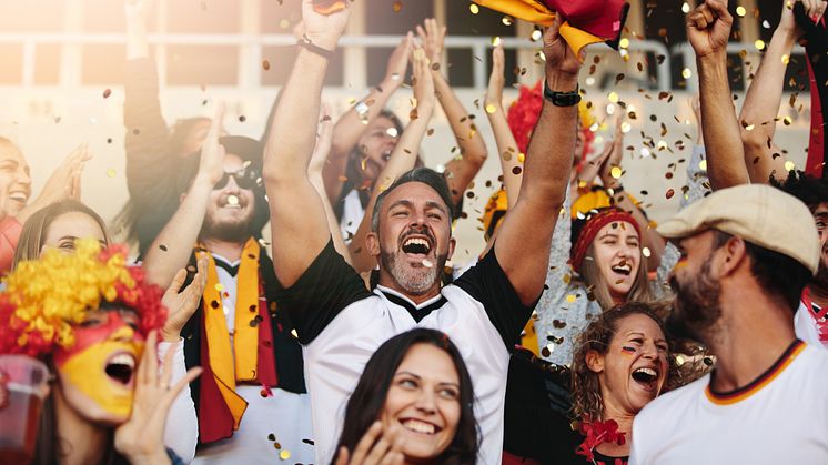 Egal ob im Stadion oder beim Public-Viewing im Biergarten: Mit ANTI BRUMM Forte bleiben Fußballbegeisterte vor unliebsamen Stechmücken geschützt. / Bild: iStock 1222073298