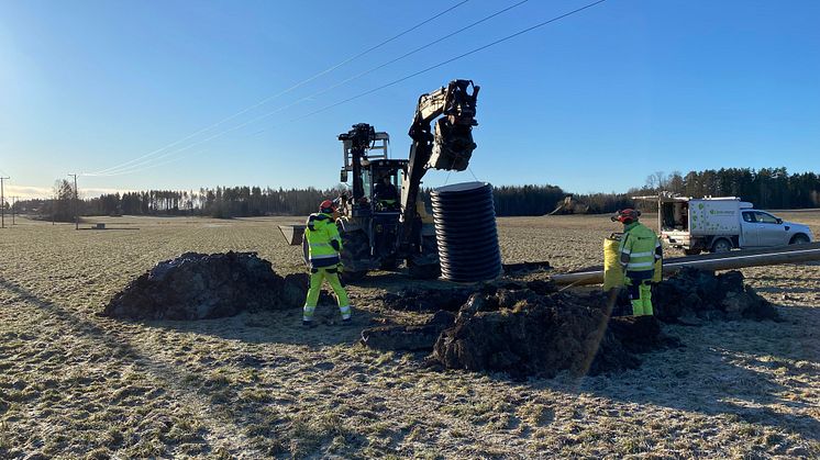 Linde energi byter kreosot-behandlade ledningsstolpar mot hållbara linoljeimpregnerade furustolpar och förstärker ledningen mellan Pikaboda och Rumängen. Foto: Linde energi