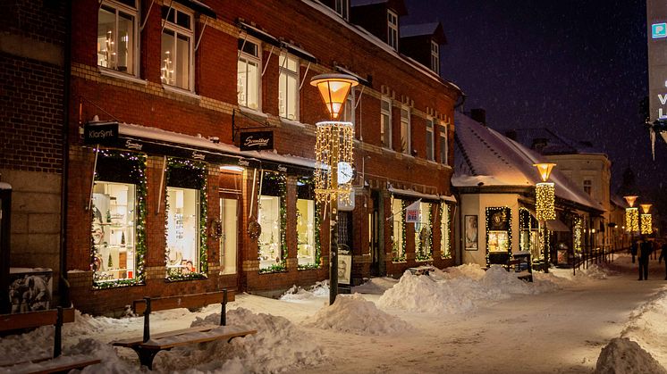 Julpyntade butiker och snötäckta gator i Falkenbergs centrum.