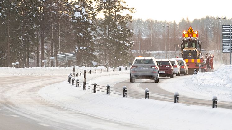 En sifoundersökning visar att 38 procent, har känt sig stressade i trafiken när de hamnat bakom ett fordon som snöröjer eller halkbekämpar. Foto: Henke Olofsson