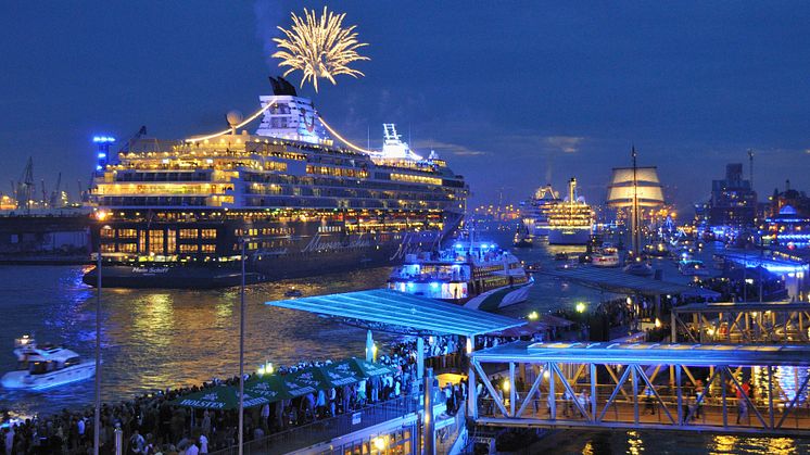 Cruise Days i Hamburg er et festfyrværkeri af en krydstogtskibsparade