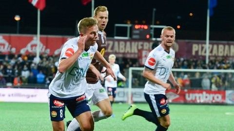 MØTES FOR TREDJE GANG: Joackim Olsen Solberg (bak) og Herman Stengel (t.v.) skal duellere på golfbanen i løpet av uka. I forgrunnen Johan Hove. Her fra kampen på Consto Arena fredag 4. oktober. Foto: Tore Sandberg