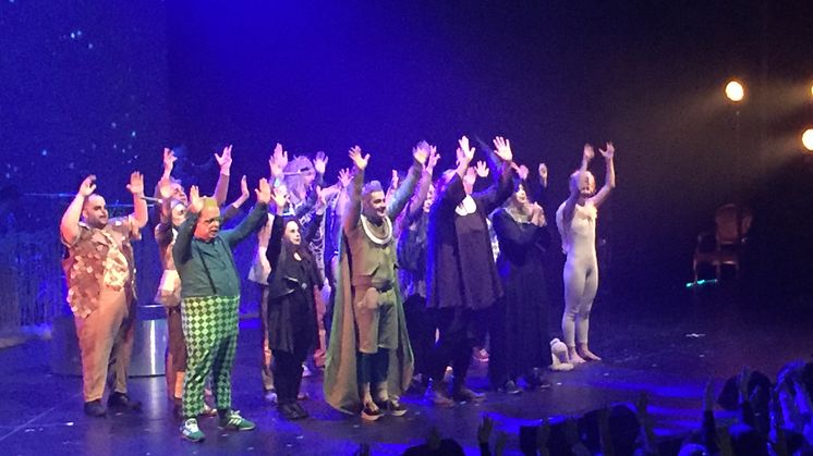 Glada hudik-ensemblen sjunger tillsammans med publiken i Trollkarlen från Oz
