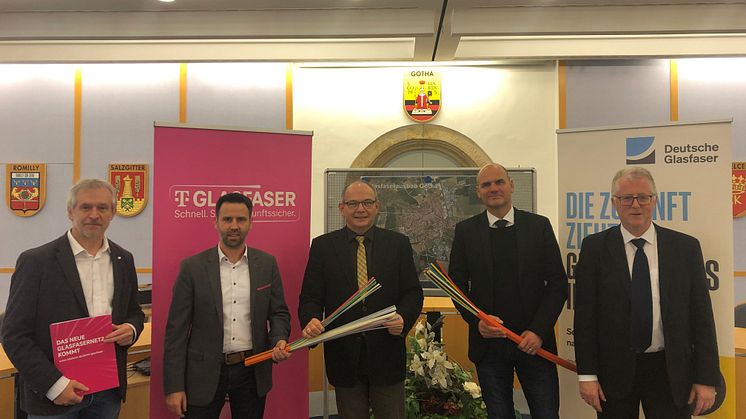 v.l.n.r.: Thomas Ullrich (Ausbaukoordinator Breitband Deutsche Telekom Technik GmbH), Markus Pitters (Gebietsmanager Glasfaser Telekom Deutschland GmbH), Herr Kreuch, Herr Zillmann sowie ganz rechts Uwe Rettner (Senior Manager kommunale Kooperationen