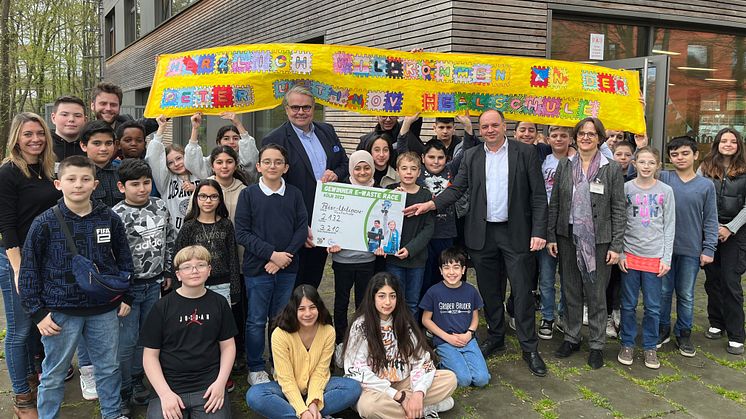 v.l.: Gewinnerklasse mit Julia Todaro, projektverantwortliche Lehrerin, Bernd O. Engelien, Vorstand Zurich Kinder- und Jugendstiftung, Viktor Haase, Staatssekretär im Ministerium für Umwelt, Naturschutz und Verkehr NRW, Susanne Braun, Schulleiterin