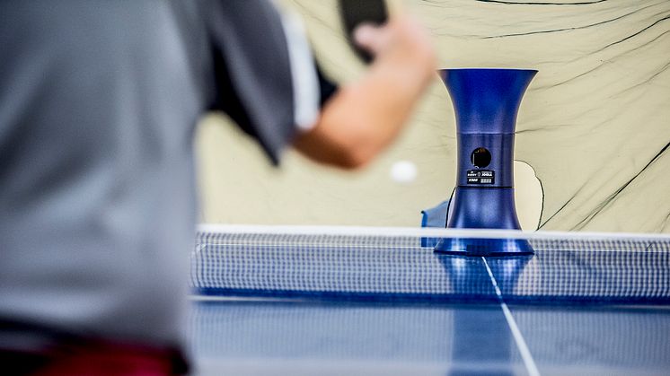 En bordtennisrobot är ny träningskompis hos spelarna i Storfors Bordtennisklubb.