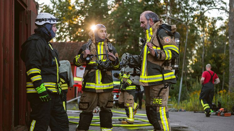 Trygghetsfrågorna är viktiga för Sunneborna, därför har de hög prioritet i ett nytt arbetssätt där polis, kommun, fastighetsbolag, näringsliv och andra aktörer jobbar utifrån samma lägesbild. Bild på räddningstjänsten i Sunne.