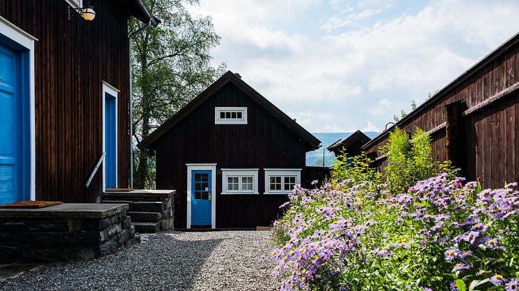 Publikumsbygget på Bjerkebæk, Sigrid Undsets hjem, skal utvides for økt aktivitet og god formidling, og får tildelt i overkant av 1,1 millioner kroner fra Sparebankstiftelsen DNB til formålet. (Foto: Ian Brodie)