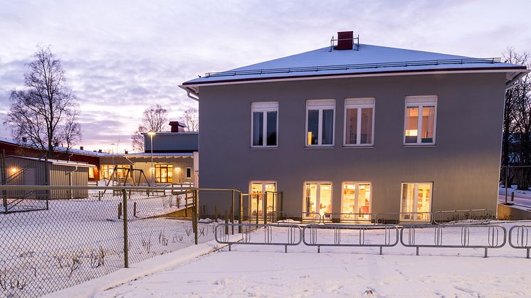 Barn och elever inviger ny förskola och skola i Stöcke