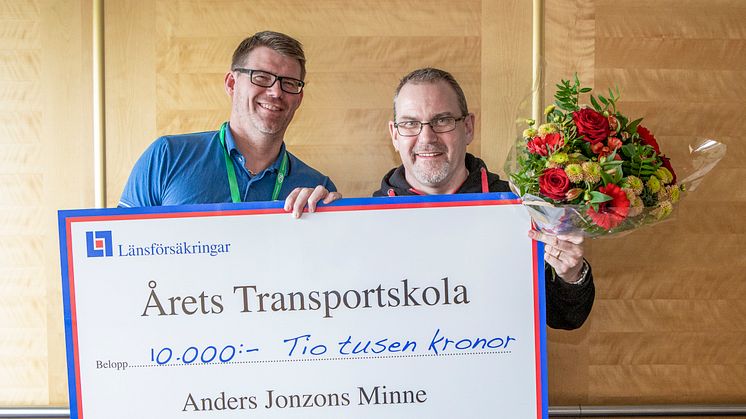 Peter Engström (t v) och Bo-Göran Löfgren från Björknäsgymnasiet tog emot utmärkelsen Årets Transportskola 2018