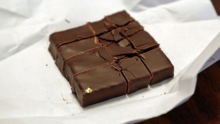 "Leipziger Liebelei": Die handgemachte Schokolade mit Pralinenfüllung wird durch ein Stück Blattgold verziert