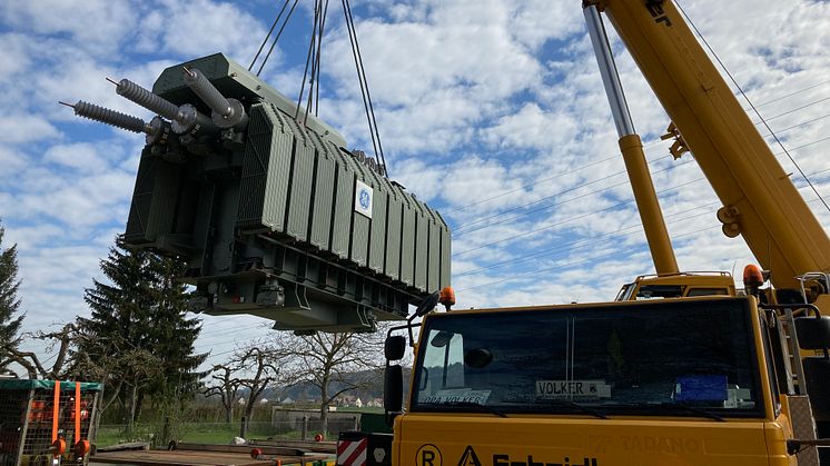 LEW Verteilnetz GmbH (LVN) hat einen neuen, zusätzlichen 110/20-kV-Transformator auf das Gelände des Umspannwerks Untereichen anliefern lassen. Der Transformator ist besonders leise und leistungsstark. (Foto: Markus Hell / LVN)