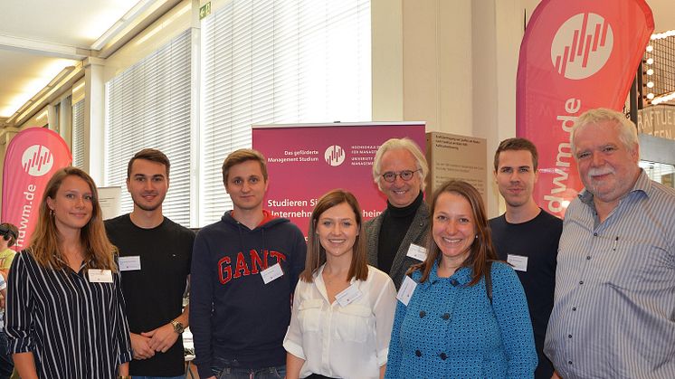 (v.li.): Carla Ziehmann, Pascal Blaumeiser, Julian Schmitt, Julia Brasch, Prof. Hans Rüdiger Kaufmann, Dr. Mareike Martini, Timo Grünzinger, Peter Schubert, Geschäftsleiter Software Kontor. Foto: Ekkard Miedke