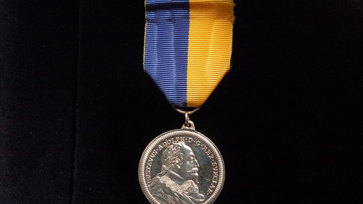 Den äldre Gustaf Adolfsmedaljen kallas också Hedlinger-medaljen efter gravören Johann Carl Hedlinger.
