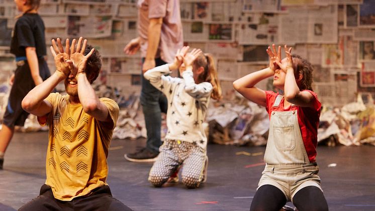 Skånes Dansteater söker tjejer 8-11 år som älskar att dansa till föreställningen Men & Girls Dance i höst