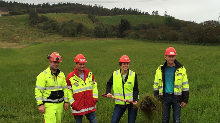 Første spadetak på Posten og Brings logistikksenter i Sandnes. Fra venstre: Martin Mæland (formann i Risa), Arne Skrettingland (anleggsleder i Risa), Siri Tansø (distriktssjef i Posten Norge) og Jan Magne Fotland (byggleder i Prosjektil). FOTO: Poste