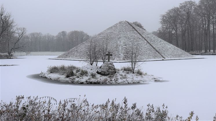 In einer Pyramide begraben liegt Hermann Fürst von Pückler-Muskau in einem See im Branitzer Park. Foto: Stiftung Fürst-Pückler-Museum Park und Schloss Branitz. 