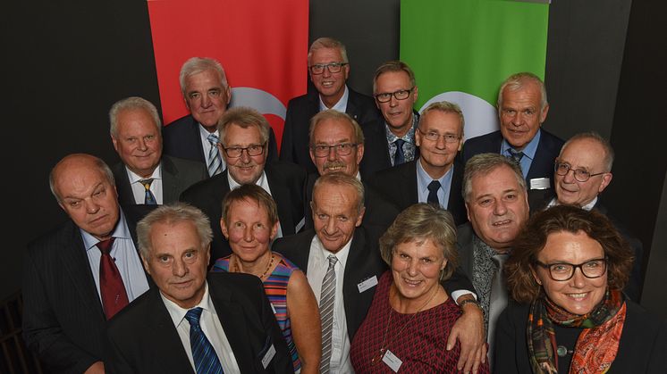 Konsernsjef Tone Wille (foran til høyre) gratulerte jubilantene som alle har jobbet 50 år i Posten. Se nederst i saken for navn på jubilantene.