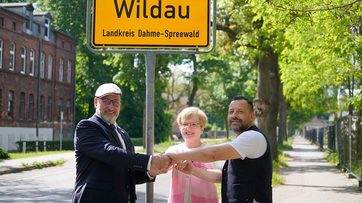 Am 3. Mai 2024 wurde das erste der neuen Ortseingangsschilder der „Hochschulstadt Wildau“ offiziell eingeweiht. (Bild: Mareike Rammelt / TH Wildau)