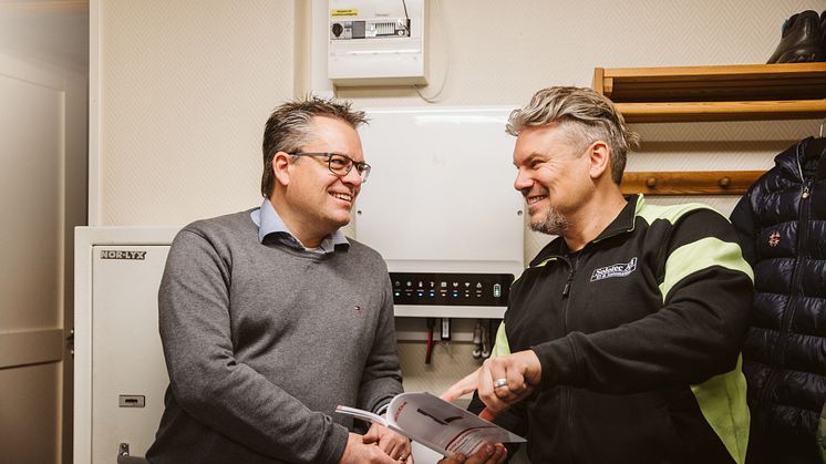 Johan Hallbeck med installatör från Solotec Energiteknik jobbar tillsammans med Rexel. Foto: Lena Evertsson.