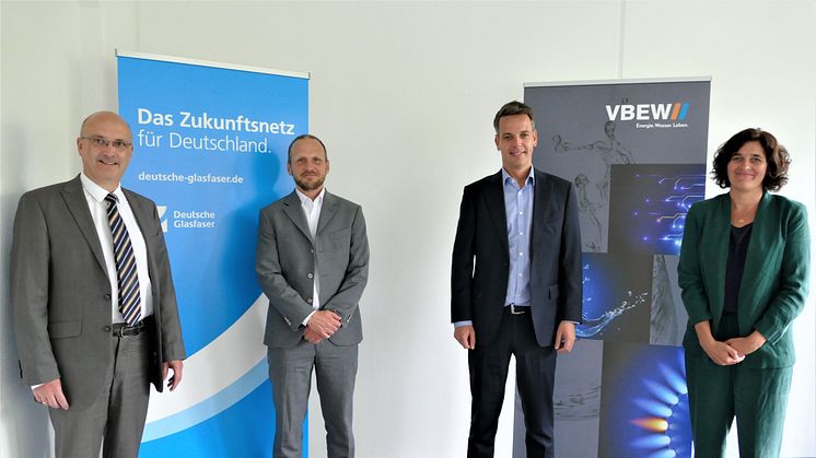 Vereinbarung für schnellen und sicheren Glasfaserausbau in Bayern: Detlef Fischer (VBEW), Florian Mattner (VBEW), Marius Dallmann (Deutsche Glasfaser) und Anja Genetsch (Deutsche Glasfaser) (v. l. n. r.).